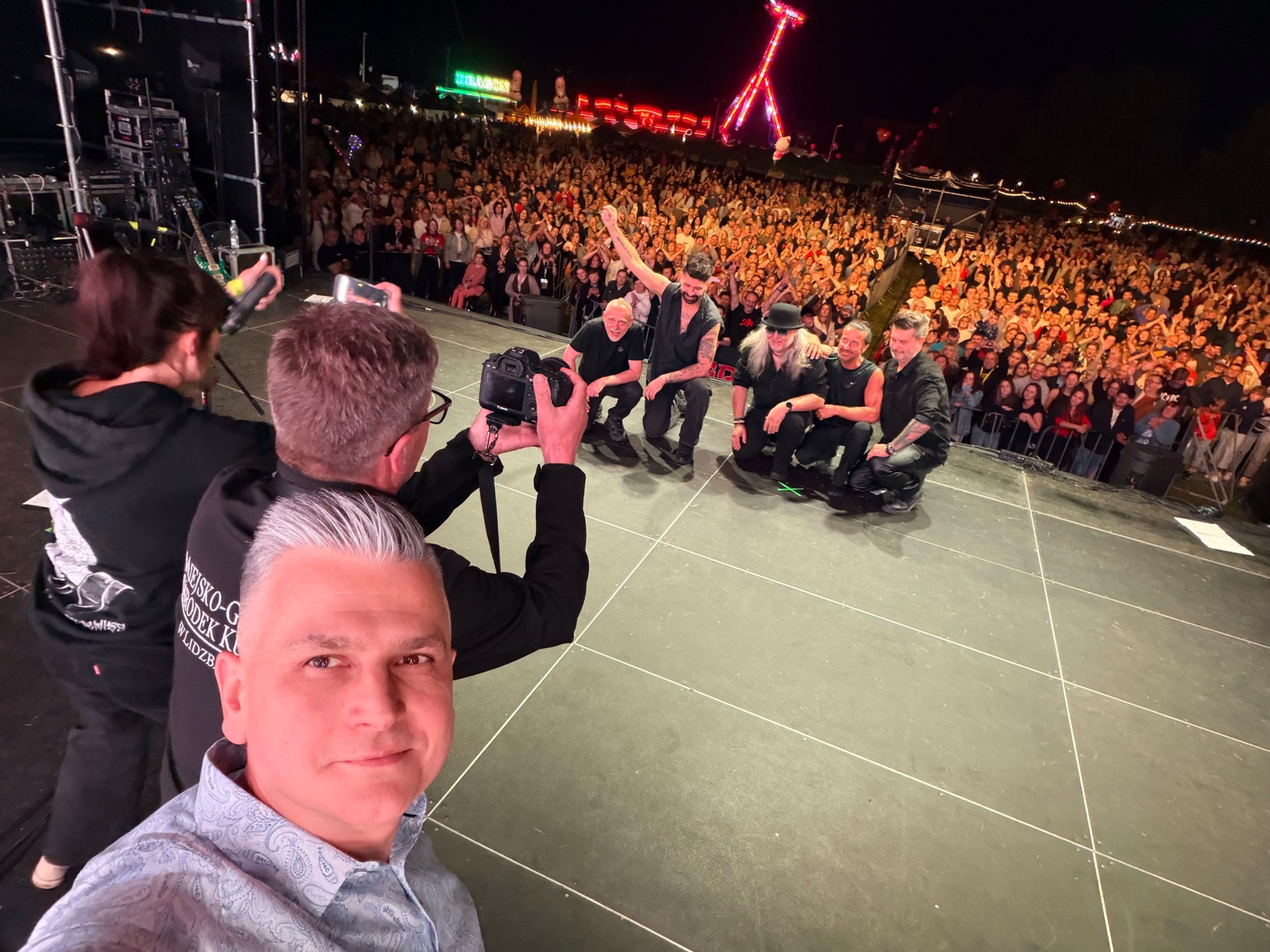 Prowadzący na tle zgromadzonej publiczności podczas wydarzenia na żywo