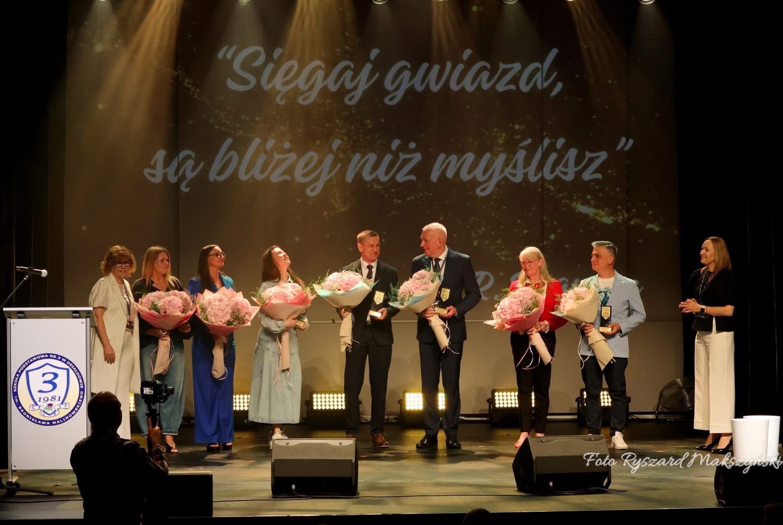 Uroczysta gala na scenie z prowadzącym i gośćmi