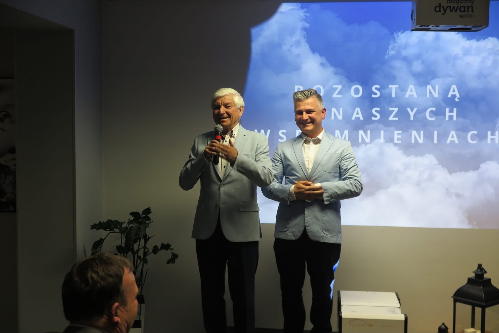 Prowadzący podczas konferencji i rozmowy scenicznej