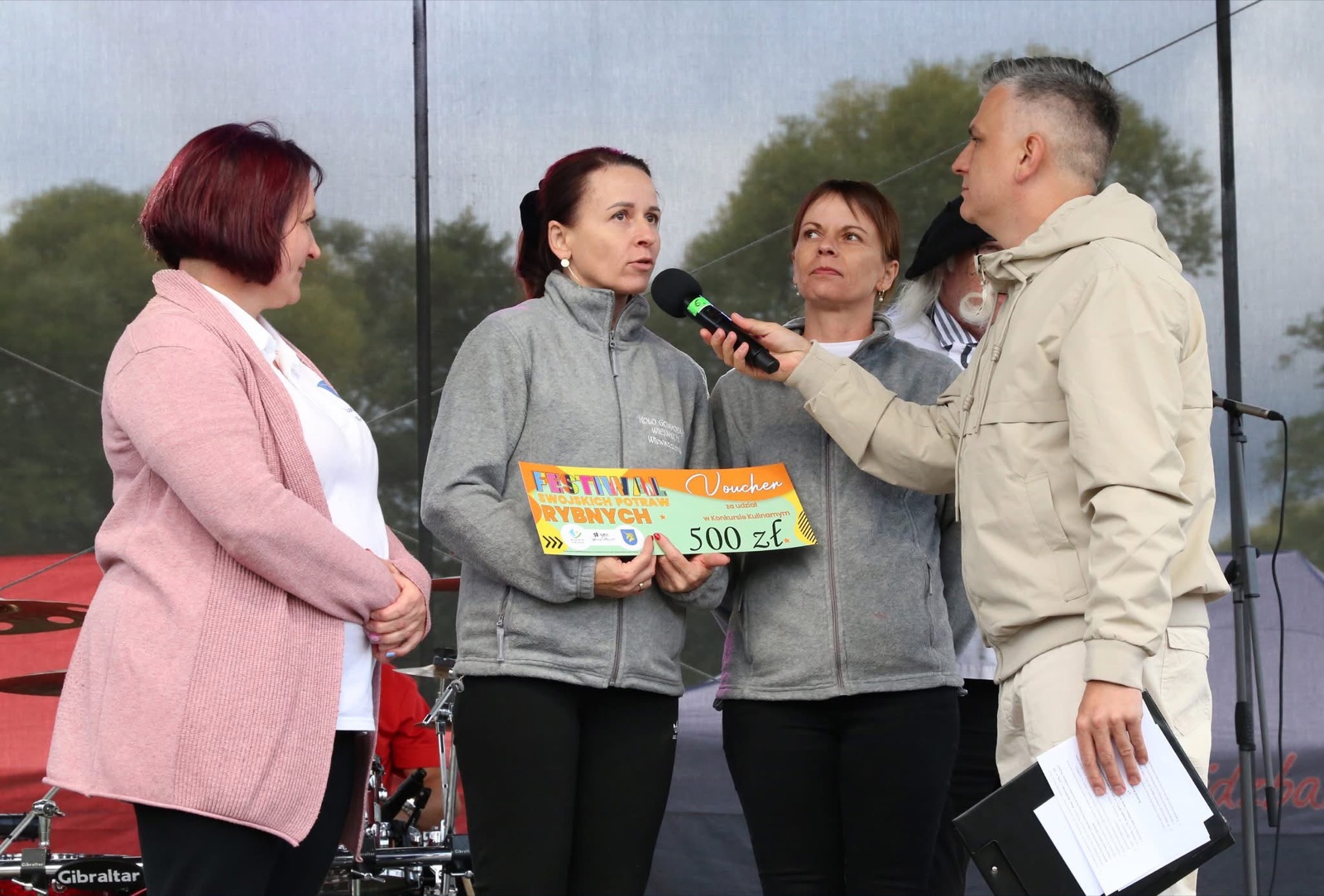 Prowadzący podczas spotkania z uczestnikami wydarzenia