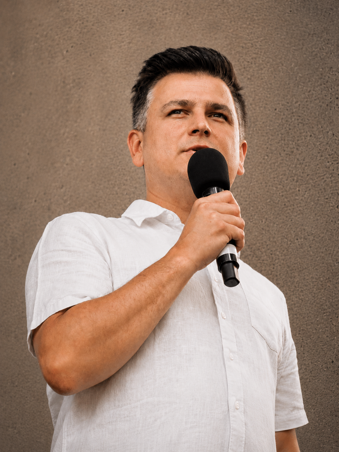 Mężczyzna prowadzący wydarzenie z mikrofonem